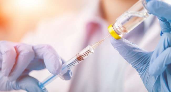 Закон подписан: Зеленский разрешил регистрацию вакцин от коронавируса в Украине 