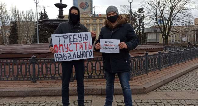 «Требуем опустить Навального»: В Донецке сепаратисты провели акцию против российского оппозиционера «Требуем опустить Навального»: В Донецке сепаратисты провели акцию против российского оппозиционера
