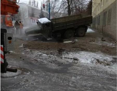 В Луганске военный грузовик с российскими военными «ушел под землю»