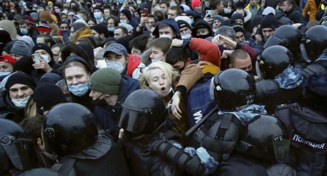 Романенко: глядя, как полиция «паковала» людей в России на митингах Навального понимаешь, что только уже за это лучше жить в Украине, чем в РФ