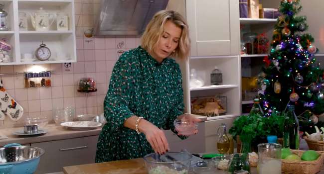 Юлия Высоцкая показала, как приготовить сельдь пряного посола под горчичным соусом 