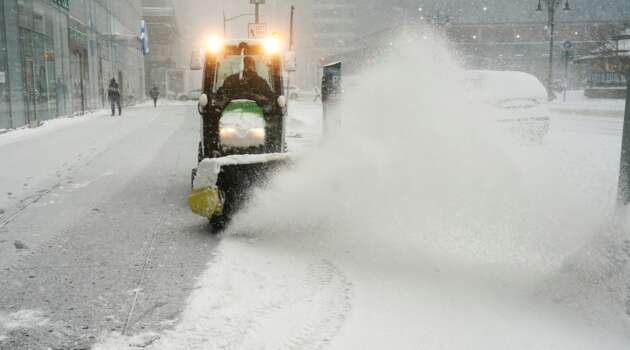Такого не было уже 5 лет: Нью-Йорк утопает в снегу, отменены авиарейсы 