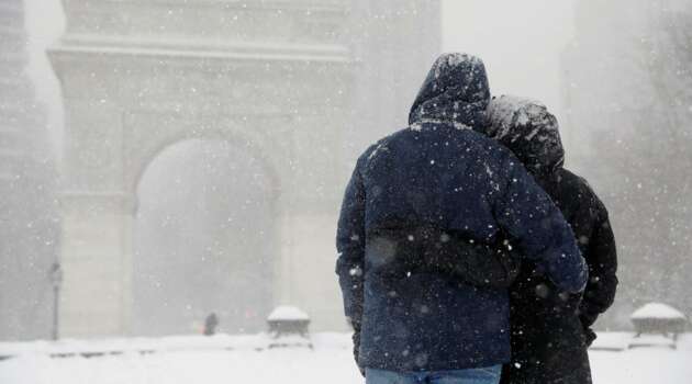 Такого не было уже 5 лет: Нью-Йорк утопает в снегу, отменены авиарейсы 