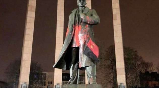 Вандалы во Львове осквернили памятник Бандере. Полиция расследует дело