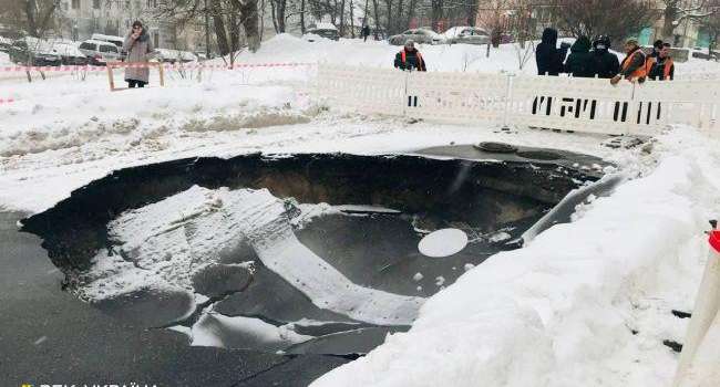 В Киеве на Куреневке проезжая часть дороги ушла под землю