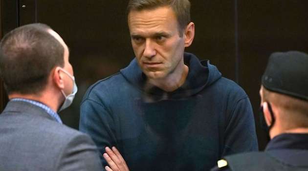 Сегодня в России продолжится суд над Навальным: оппозиционер уже доставлен на заседание 