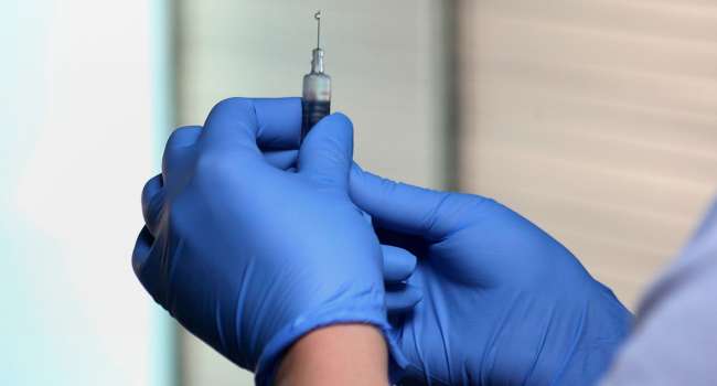 Эксперт: власти уверяют, что прививки от Ковида будут с 15 февраля. Правда на календаре уже 13-е, а поставок физически нет
