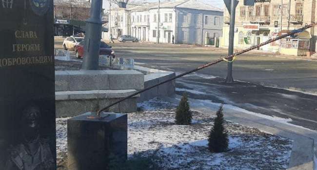 В Луганской области осквернили памятник героям-добровольцам: преступники задержаны