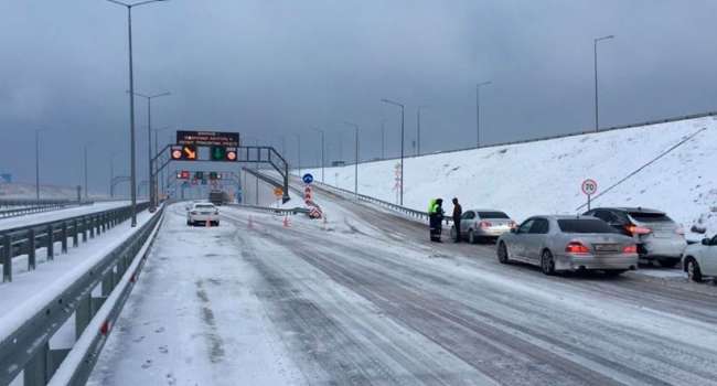 «Такого быть не может»: Керчь полностью замело сильнейшим снегопадом, Крымский мост закрыли на неопределенное время