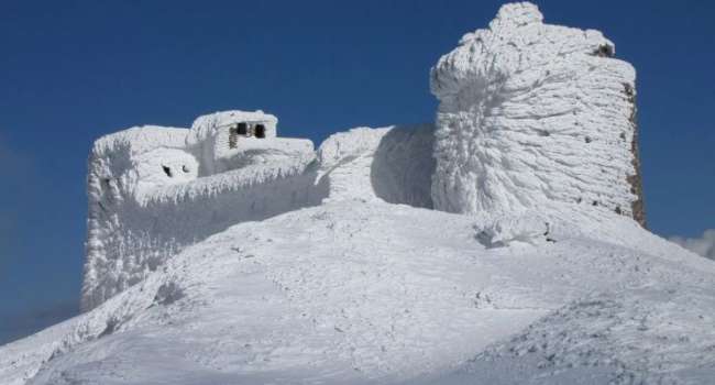«Не похоже, что дело идёт к весне»: обсерватория в Карпатах покрылась толстым слоем льда