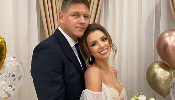 «Девушка с собачкой из Уханя» стала официальной женой председателя Миграционной службы «Девушка с собачкой из Уханя» стала официальной женой председателя Миграционной службы