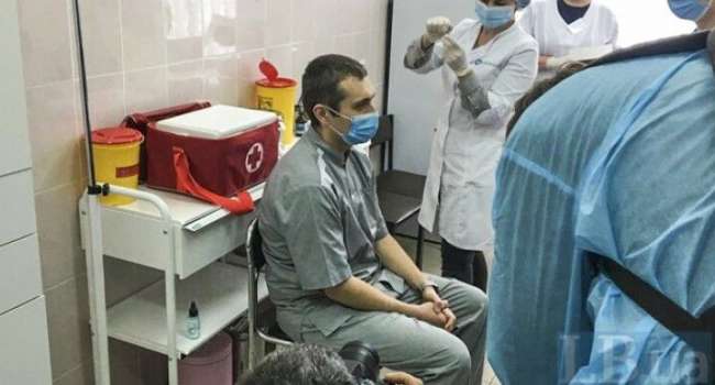 Черкасщина первой среди регионов Украины получила вакцину: показали первого вакцинированного от COVID-19 Черкасщина первой среди регионов Украины получила вакцину: показали первого вакцинированного от COVID-19