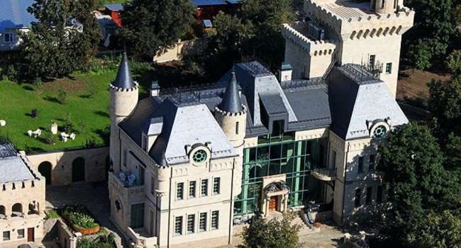 Возглавил список самой дорогой недвижимости: стала известна стоимость замка Галкина и Пугачёвой 