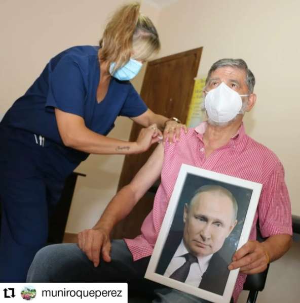 Мэр аргентинского города привился «Спутником V», держа в руках портрет Путина 