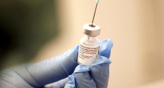 Украинским випам под видом вакцины Pfaizer за 2500 евро кололи обычный физраствор, – журналист