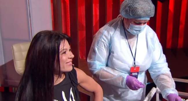 «Откровенное отчаяние власти»: Елена Лукаш прокомментировала массовую вакцинацию в эфире ток-шоу
