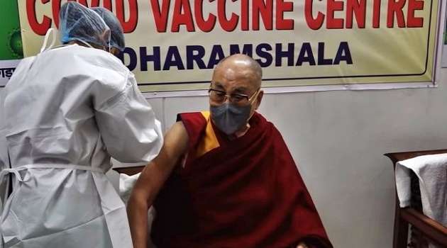 Далай-лама получил первую прививку доставленным в Украину препаратом Covishield