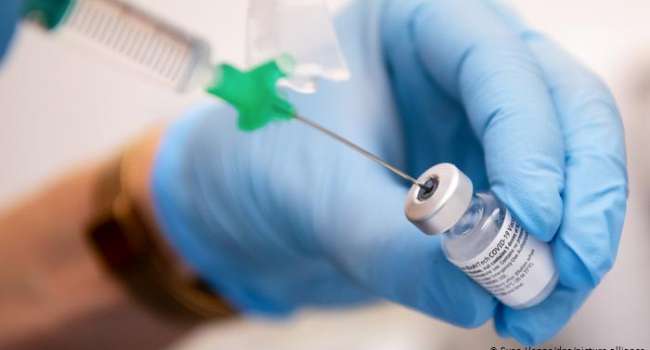 Журналист: угрожать увольнением медикам, которые против прививания «вакцинами» - это низко со стороны власти