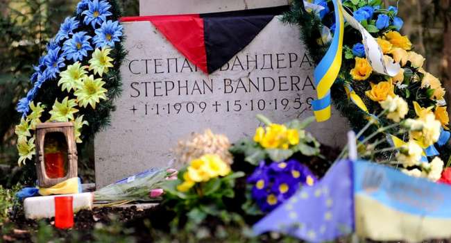 В Германии «отвратительные поддонки» поглумились над могилой Степана Бандеры – посол 