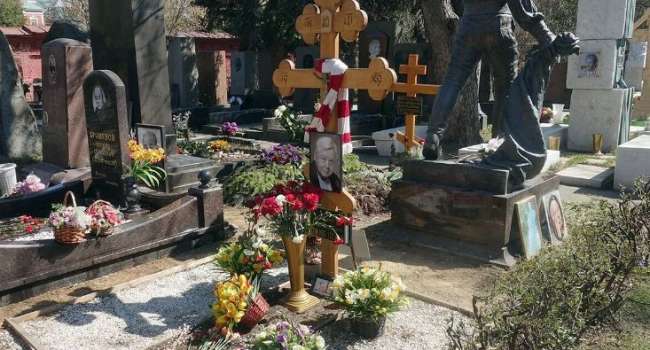В Москве памятник появился, на кладбище - нет: могила Олега Табакова так и осталась с деревянным крестом