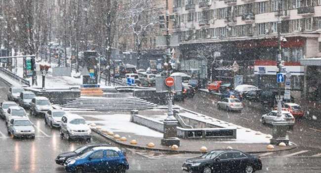 На Киев обрушился мартовский снегопад: ухудшение погоды продолжится 