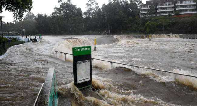 Эвакуация продолжается: Восточная Австралия оказалась под водой из-за прорыва дамбы 
