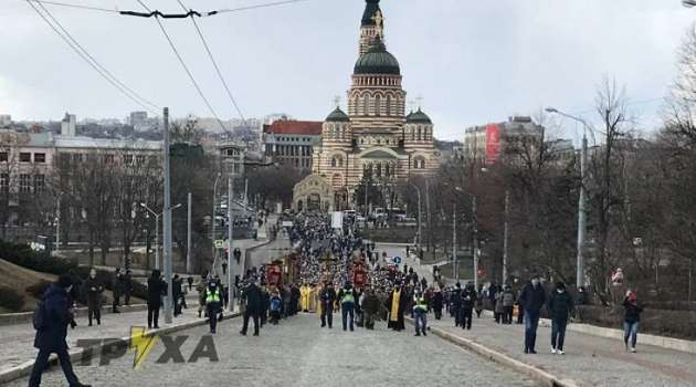  В Харькове забыли о карантине и провели массовый крестный ход 