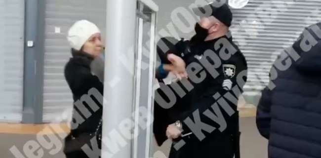 Полицейский, ударивший посетительницу супермаркета, получил свое наказание Полицейский, ударивший посетительницу супермаркета, получил свое наказание