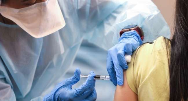 Нусс: при президенте Порошенко проблемы с тестированием и вакцинацией уже давно бы решили