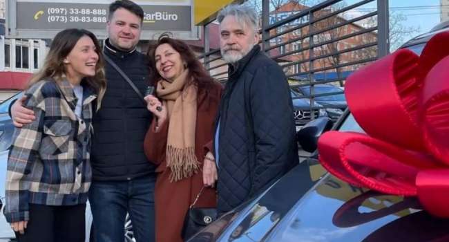 «Мама, хитрая лиса, разузнала о сюрпризе за несколько дней, а папа в полном шоке от происходящего, ему даже стало плохо»: Тодоренко поделилась новыми подробностями, рассказав о дорогом подарке родителям 