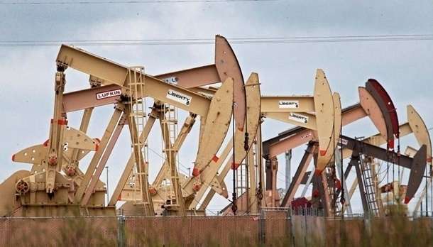 Нефть начала дорожать из-за снижения запасов в США