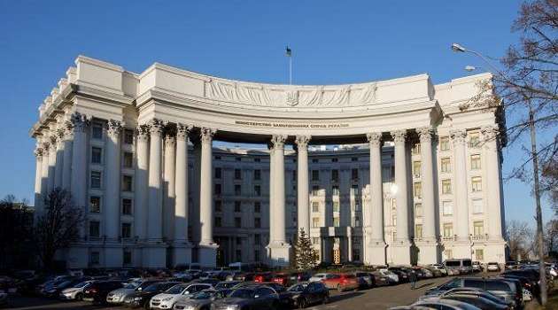 В Москве обклеили плакатами посольство Украины в РФ. МИД заявляет о провокации 