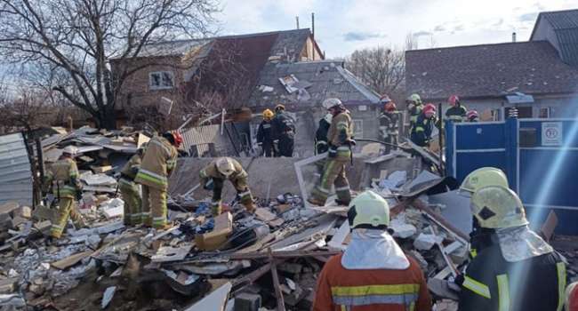 В Киеве от мощного взрыва разрушилось здание. Спасатели ищут под завалами пострадавших