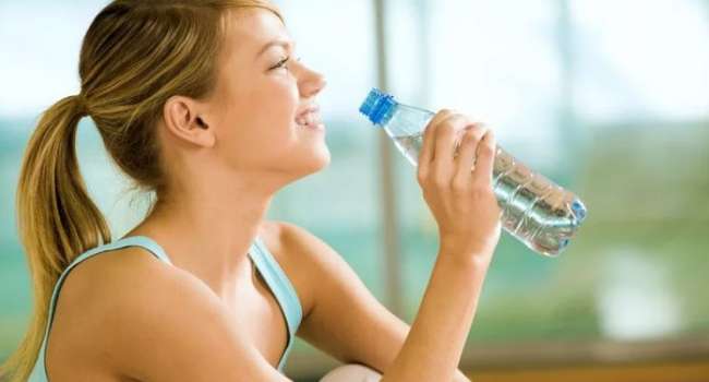 «Горячая для похудения»: гастроэнтеролог рассказала, как правильно пить воду