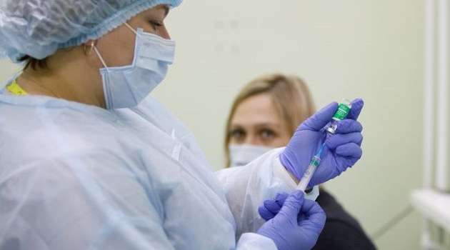 В Украине COVID-вакцину получили уже 373 тысячи человек