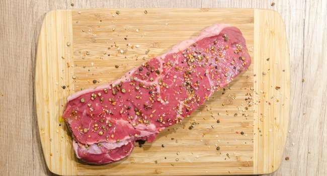 «Не больше 500 г в неделю»: Известный врач рассказал, почему красное мясо развивает рак