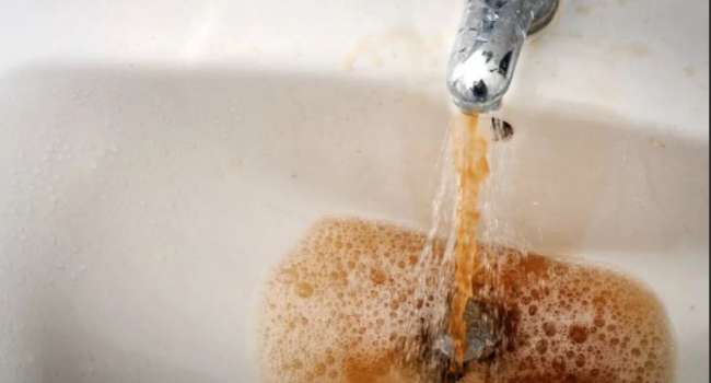«Связано с аварийной ситуацией»: чиновники отреагировали на жалобы жителей Керчи на грязную воду