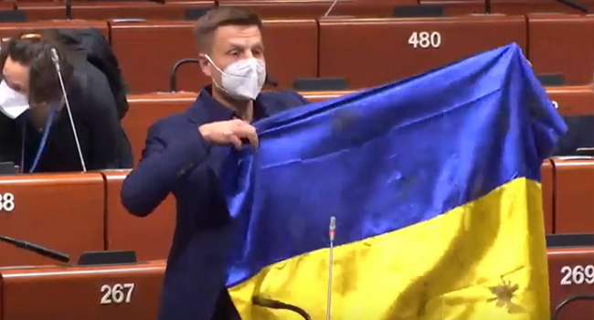 Гончаренко достал флаг Украины в ПАСЕ: президент Ассамблеи намерен наказать украинского политика