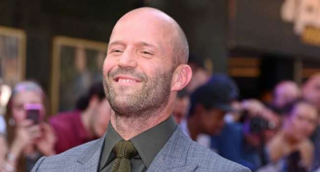 «Мутил разные дела на перекрёстках»: Джейсон Стэйтем оценил свои портреты на заборах в России