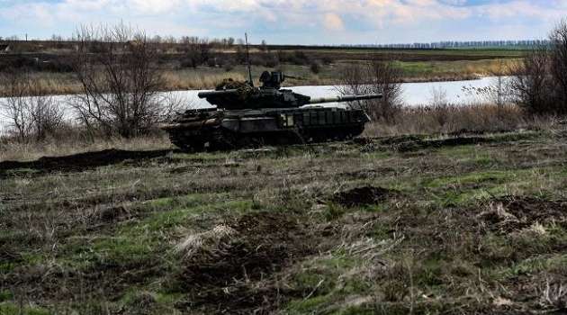 Условный противник уничтожен: на Донбассе состоялись учения украинских танкистов 