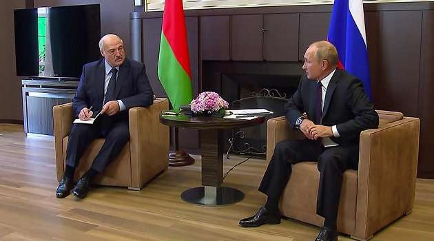 «Насаждает диктатуру»: российский политик пояснил, чего Путин учится у Лукашенко