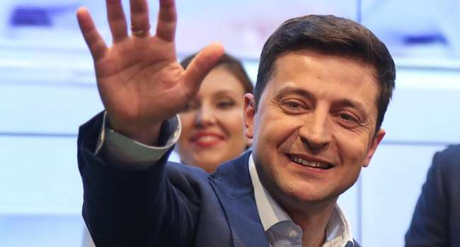 Журналист: даже экс-директор автобазы Янукович не «десакрализировал» власть настолько, как это произошло при Зеленском Журналист: даже экс-директор автобазы Янукович не «десакрализировал» власть настолько, как это произошло при Зеленском