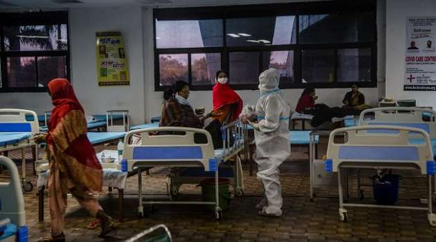 Власти Индии из-за опасного штамма коронавируса просят носить маски даже дома