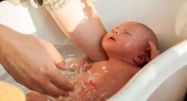 Экзема, инфекции и сыпь: медики объяснили, почему маленьких детей нельзя купать каждый день 