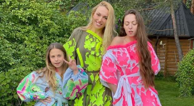 «Какие куколки!» Оля Полякова с дочками поздравила украинцев с Днем вышиванки 