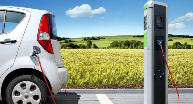 Американцы начали массово отказываться от электрокаров в пользу бензиновых авто