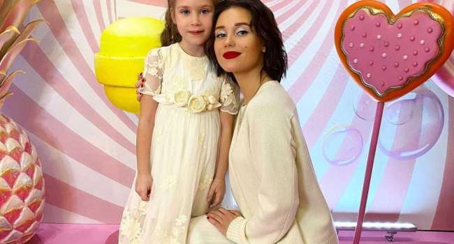 «Насмотрелась маминого «Инстаграма»: Кристина Асмус показала, как ее 6-летняя дочь делает сальто 