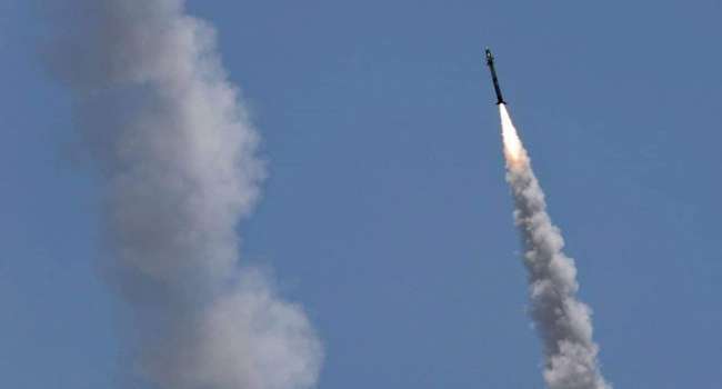 Исламисты ХАМАС выпустили более 100 ракет по Израилю. Видео разрыва снаряда на оживленной улице
