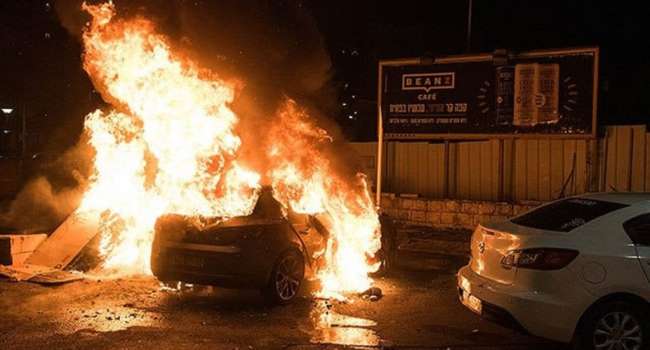 Израиль захлестнули стычки израильской и арабской молодежи – провокаторы бьют витрины магазинов и офисов, поджигают авто