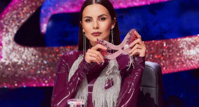 «Богиня»: Настя Каменских позировала в мини-платье на красной дорожке музыкальной премии YUNA 2021 